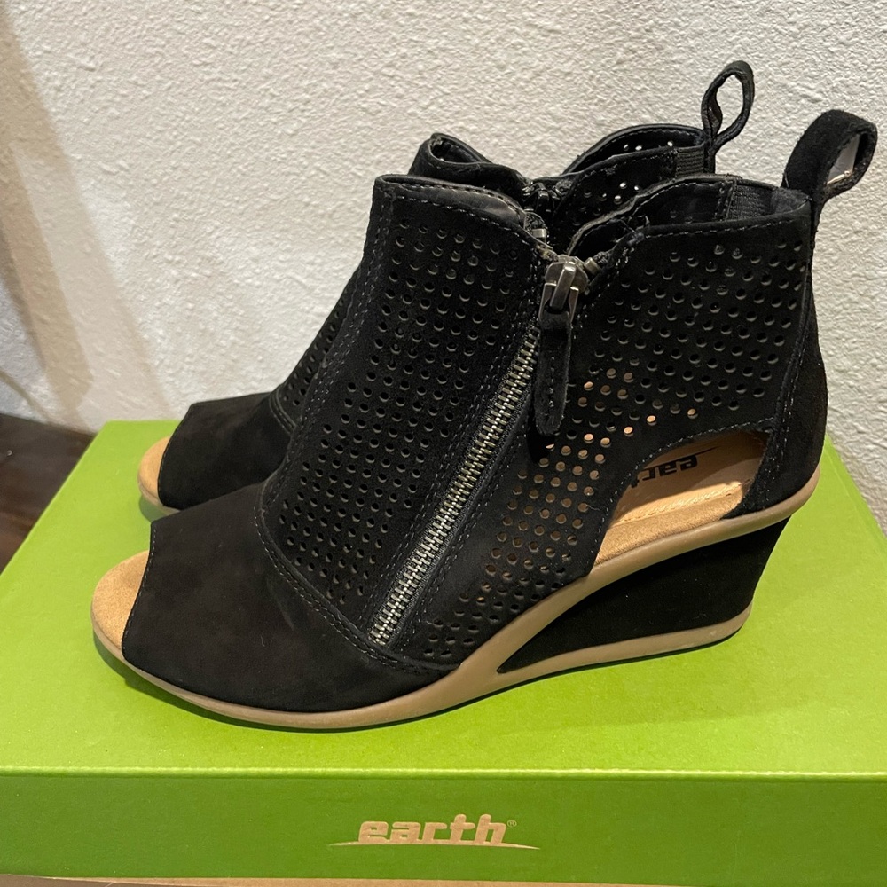 Earth Women's Black Wedge Sandal Booties